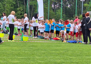 Rywalizacja sportowa dzieci na boisku