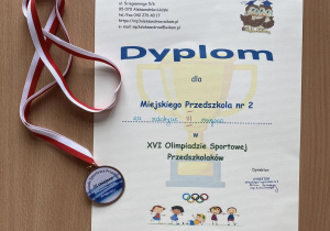 Dyplom i medal dla przedszkola