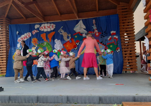 Występ grupy przedszkolnej na scenie