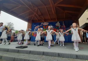 Występ grupy przedszkolnej na scenie