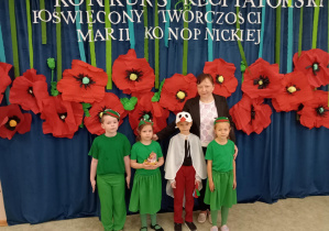Reprezentacja grupy przedszkolnej wraz z wychowawczynią