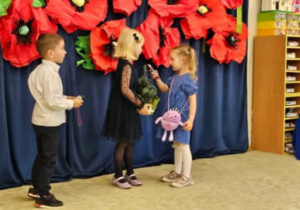 Dzieci recytujące wiersz w sali przedszkolnej