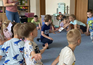 Dzieci robiące ćwiczenia gimnastyczne