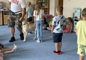 Dzieci robiące ćwiczenia gimnastyczne