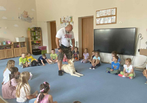 Dzieci patrzą na psa robiącego sztuczki