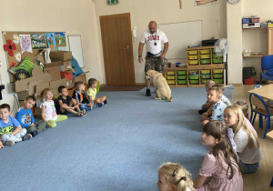 Dzieci patrzą na psa robiącego sztuczki
