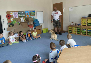 Dzieci patrzą na psa robiącego sztuczki