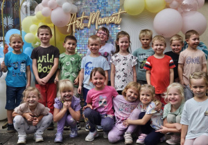 Zdjęcie grupy przedszkolnej na tle ścianki z balonami