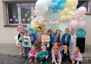 Zdjęcie grupy przedszkolnej na tle ścianki z balonami