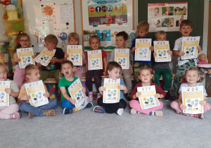 Grupa przedszkolna w sali ze kartami pracy