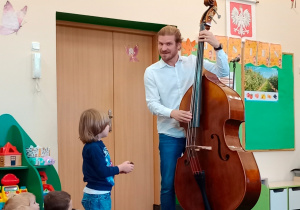Muzyk prezentuje kontrabas dzieciom