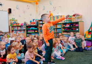 Dziecko trzyma pilot i nakierowany w muzyków