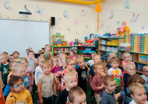 Dzieci ilustrują ruchem piosenkę wykonywaną przez muzyków