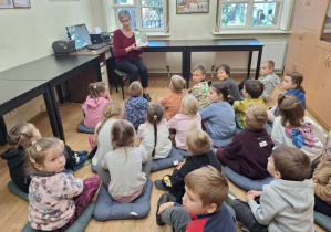 Bibliotekarka pokazuje dzieciom książkę