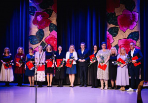 Nagrodzeni nauczyciele na scenie Młodzieżowego Domu Kultury.
