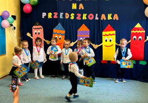 Dzieci z grupy IV w trakcie wręczania dyplomów i medali.