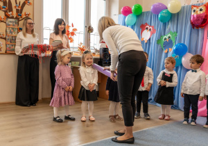 Pani dyrektor pasuje dzieci z grupy III na przedszkolaków.