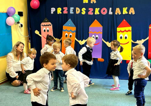 Dzieci w grupy IV w czasie występu.