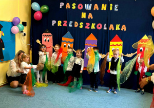 Dzieci w grupy IV w czasie występu.