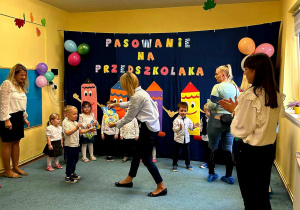 Pani dyrektor pasuje dzieci z grupy IV na przedszkolaków.