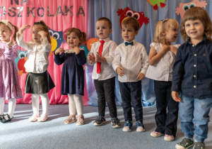 Dzieci w grupy III w czasie występu.