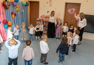 Dzieci w grupy III w czasie występu.