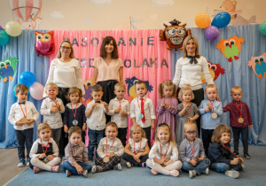 Zdjęcie grupowe dzieci z grupy III wraz z wychowaczyniami po uroczystości pasowania na Przedszkolaka.