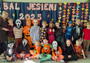 Wspólne zdjęcie grupy VII podczas Balu jesieni.