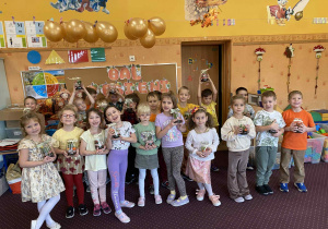 Wspólne zdjęcie grupy VIII podczas Balu jesieni.