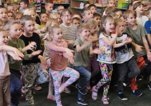 Dzieci podczas zabawy ruchowej z artystami.