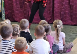 Dzieci oglądają występ aktora.
