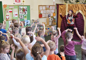 Dzieci podczas zabawy ruchowej z artystami.