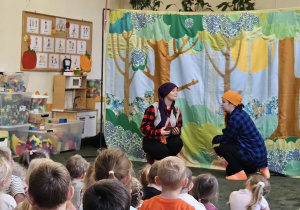 Dzieci oglądają występ aktora.