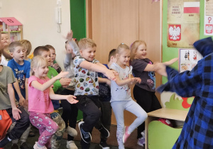 Dzieci podczas zabawy ruchowej z artystami.