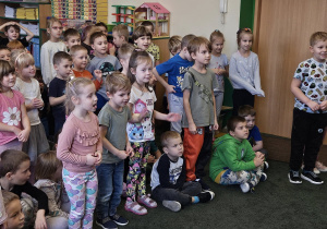 Dzieci podczas zabawy ruchowej z artystami.