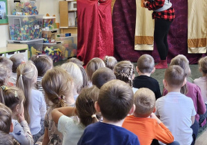 Dzieci oglądają występ aktora.