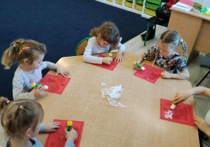 Dzieci z grupy 6 wykonują pracę plastyczną.