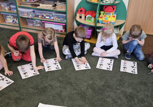 Dzieci z grupy 5 wykonują kartę pracy.