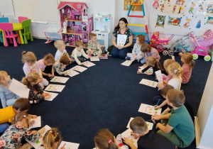 Dzieci z grupy 6 wykonują kartę pracy.