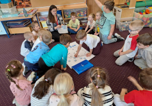 Dzieci z grupy 8 uczestniczą w zajęciach warsztatowych.