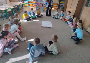 Dzieci z grupy 7 uczestniczą w zajęciach warsztatowych.