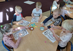 Dzieci z grupy 8 wykonują pracę plastyczną.