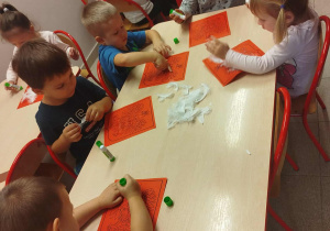 Dzieci z grupy 4 wykonują pracę plastyczną.
