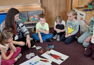 Dzieci z grupy 8 uczestniczą w zajęciach warsztatowych.