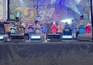 Dzieci występujące na scenie