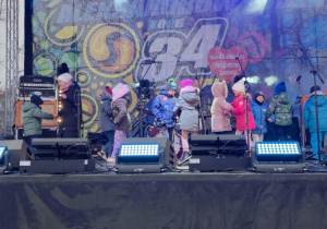 Dzieci występujące na scenie