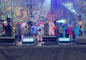 Dzieci występujące na scenie