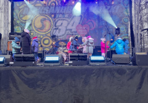 Dzieci występujące na scenie