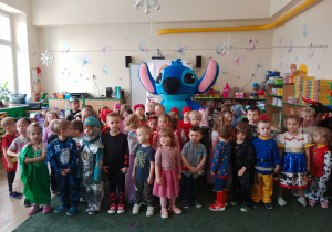 Zdjęcie grupowe dzieci przebrane w stroje karnawałowe z maskotką Sticha