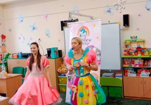 Panie prowadzące bal karnawałowy przebrane w kolorowe sukienki